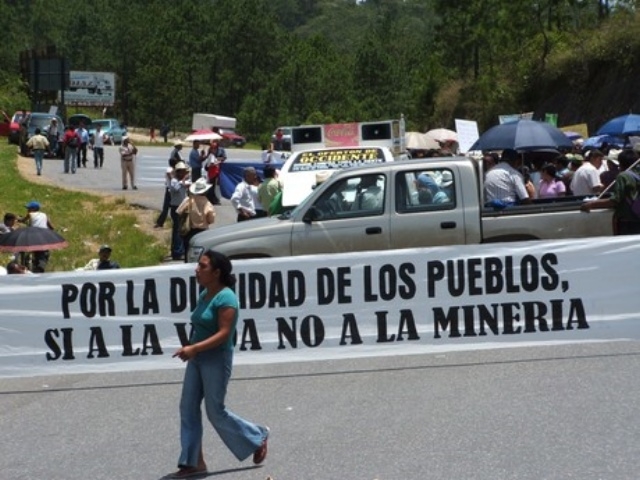 Masiva protesta de campesinos de Copán Ruinas contra la minería