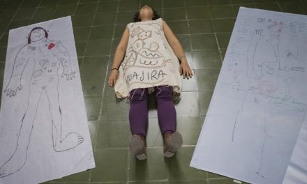 Niños indígenas dibujan los efectos de la minería en sus cuerpos