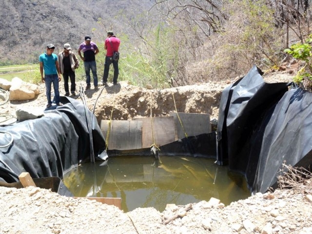 Rocas y líquidos de los lixiviados que arroja la minera Media Luna caen al río en Nuevo Balsas