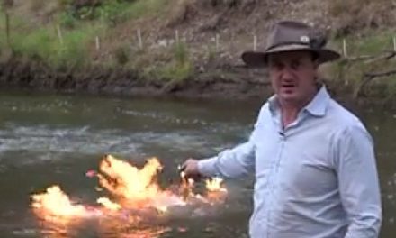 Prenden fuego a un río afectado para denunciar la fracturación hidráulica