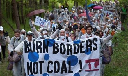 Multitudinaria protesta contra la mayor mina a cielo abierto de lignito de Europa