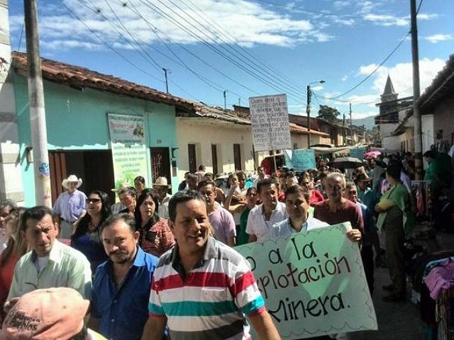 Marcharon contra concesiones mineras en Mogote que afectará un río en Santander
