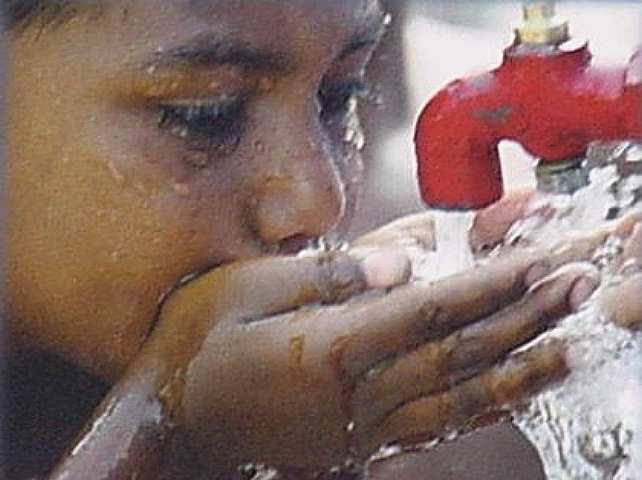 La mina expoliadora y el agua redentora