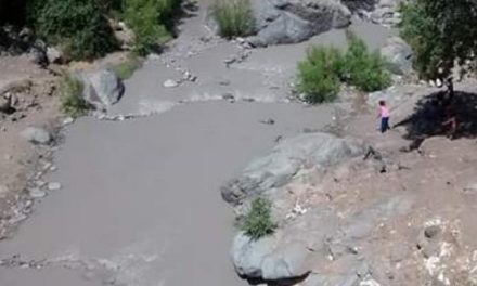 Confirman presencia de tóxicos en Río Colina tras derrame de minera Anglo American