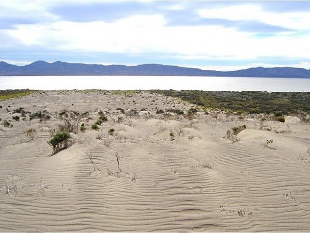 Alertan sobre la grave desertificación del lago Colhue Huapi y el descenso del Musters