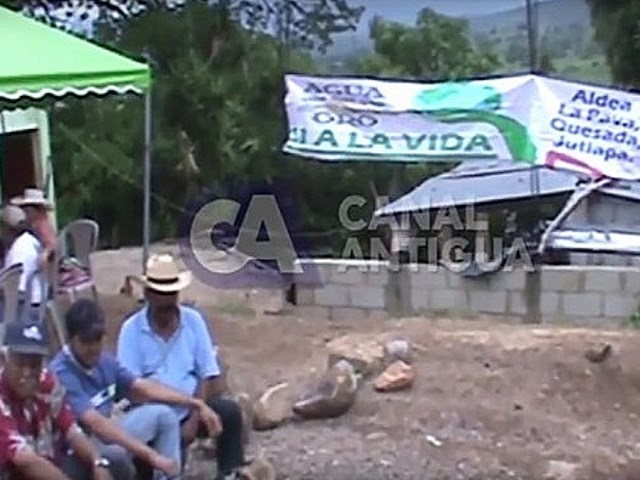 Campesinos bloquean paso de maquinaria de minera en Jutiapa