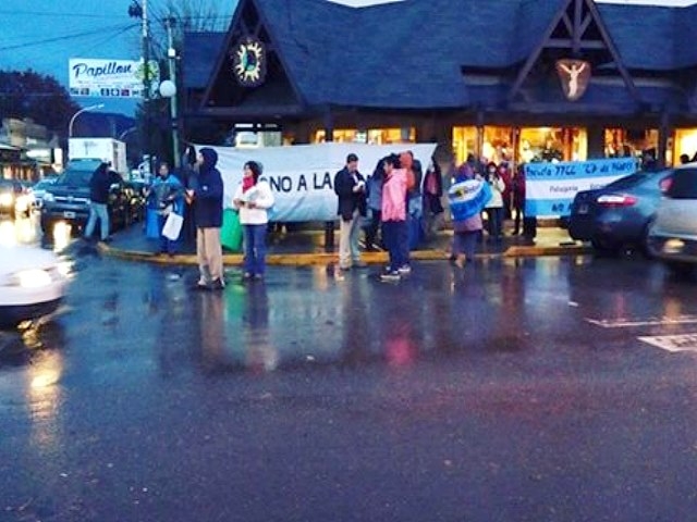 Marcha y volanteada informativa bajo la lluvia en Esquel para “frenar a las mineras para siempre”