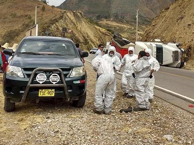 Cajamarca: vuelca camión y derrama peligroso material minero