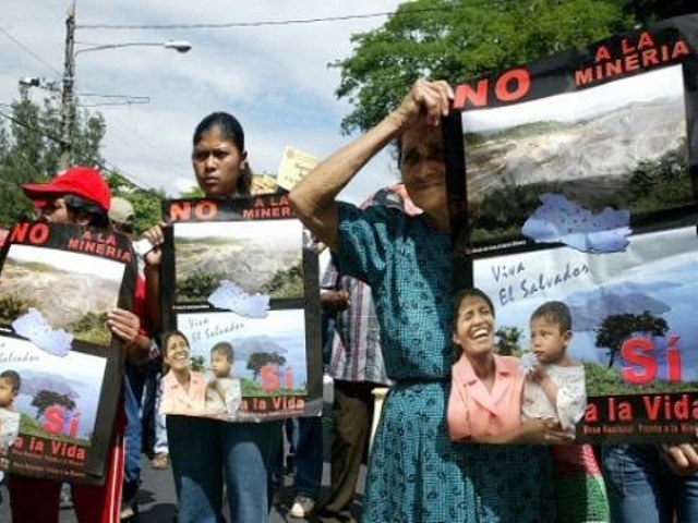 Protestan en sucursal del Banco Mundial para que no condene a El Salvador en demanda minera