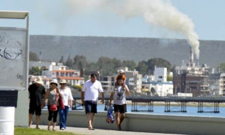 El ministro de ambiente pide no salir a la calle por humo tóxico de Aluar en Puerto Madryn