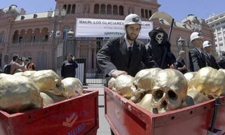 Greenpeace llevó calaveras «de oro» a la Casa Rosada en protesta contra la minería
