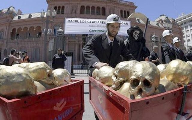 Greenpeace llevó calaveras “de oro” a la Casa Rosada en protesta contra la minería