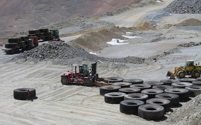 Empresa chilena ratifica que no removerá el megabasurero minero en San Juan, sólo retira los neumáticos