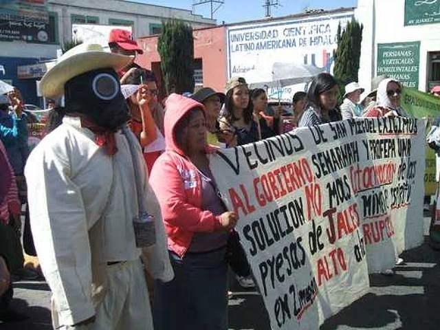 Un millar de manifestantes clausuran oficinas de Profepa por apoyar minería