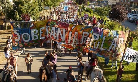 Otra imponente marcha de los vecinos de El Bolsón que continúan en defensa del Agua, la Vida y la Tierra