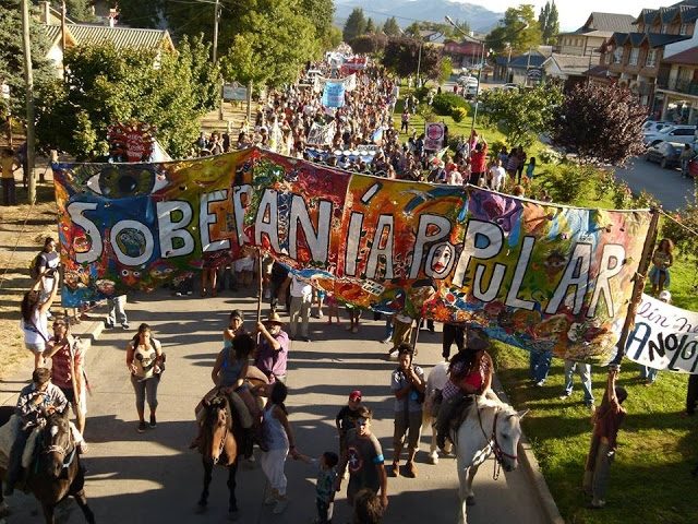 Otra imponente marcha de los vecinos de El Bolsón que continúan en defensa del Agua, la Vida y la Tierra