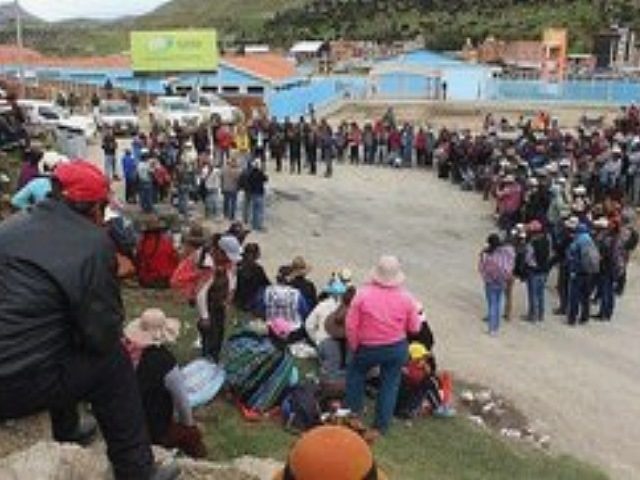 Perú decreta estado de excepción en provincia en huelga por conflicto minero