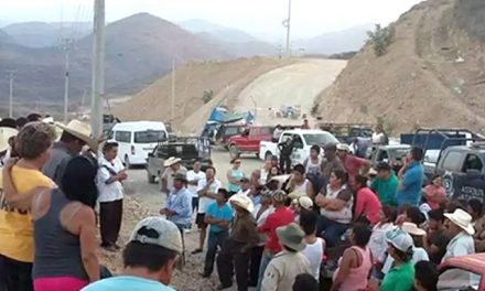Pobladores bloquean acceso a minera “Media Luna” por demandas