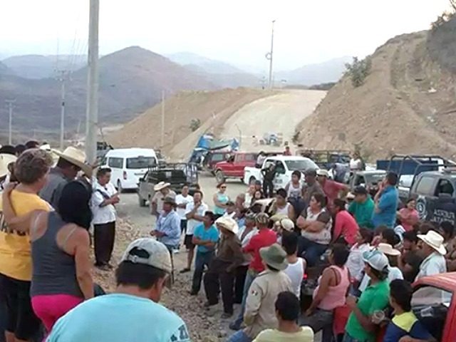 Pobladores bloquean acceso a minera “Media Luna” por demandas