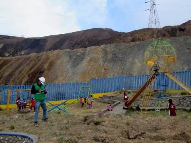 Impulsan medidas contra tres mineras por contaminación en suelo de escuela de Pasco