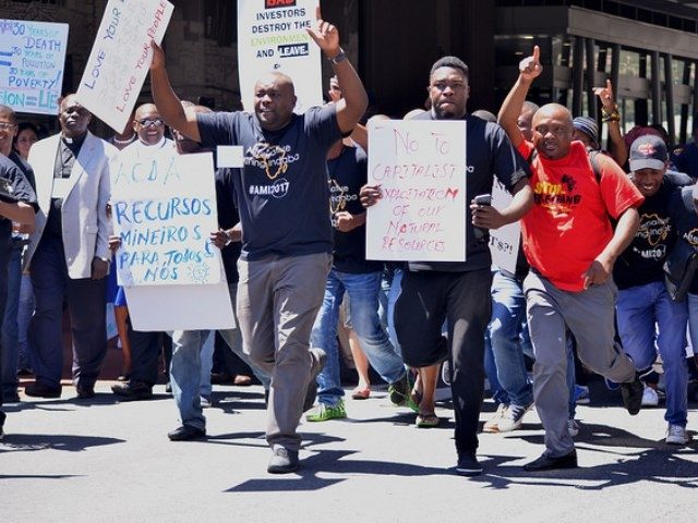 Afectados por la minería logran alzar su voz en Sudáfrica