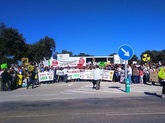 Desalojan del Parlamento de Castilla y León a vecinos opuestos a mina de uranio de Salamanca