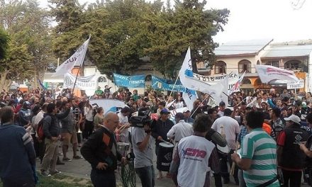 Marchó una multitud de trabajadores en Esquel y reclamó en Radio Nacional por la contratación de pro mineros