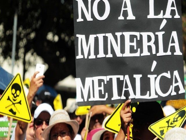Salvadoreños liderados por Iglesia marcharon contra minería