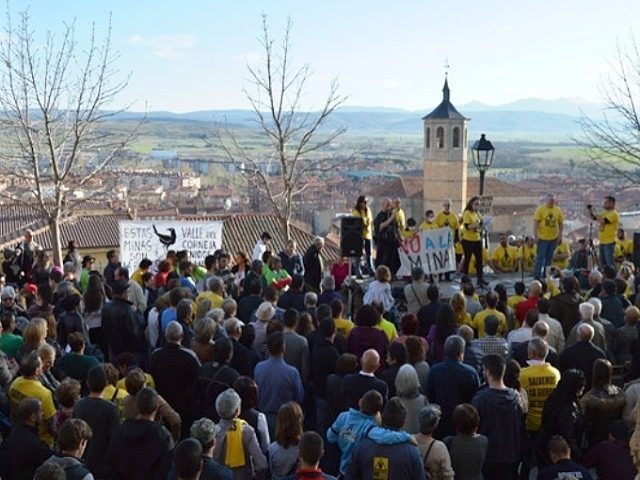 Cientos de personas gritaron «no a la mina» junto a muralla de Ávila