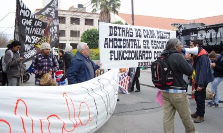 Manifestación en la Convención de Litio contra de la explotación minera