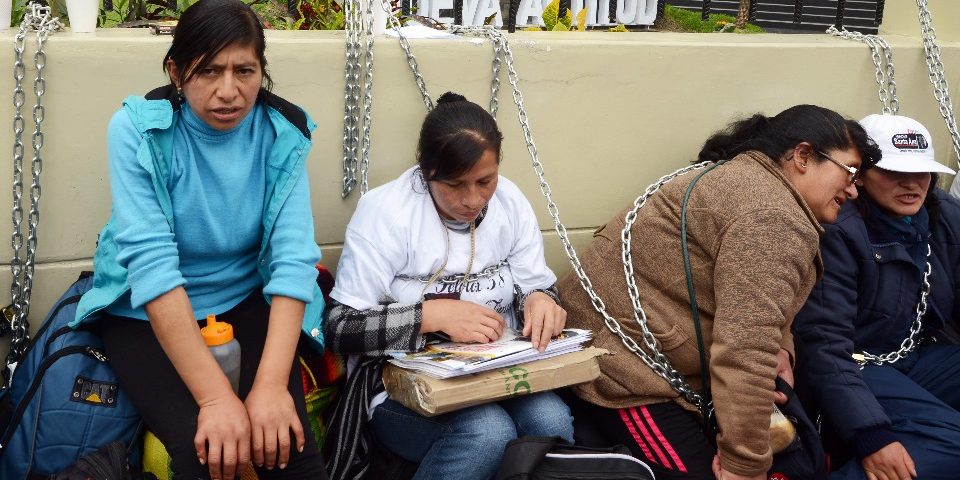 Pobladores se encadenan en Lima para denunciar contaminación de mina de Pasco