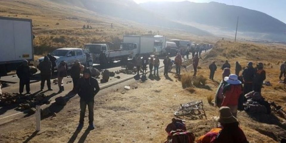 Bloquean carretera Puno-Cusco en protesta por proyecto minero