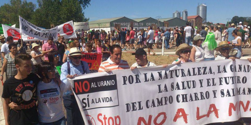 Cerca de un millar de personas se manifiesta contra mina de uranio en Salamanca