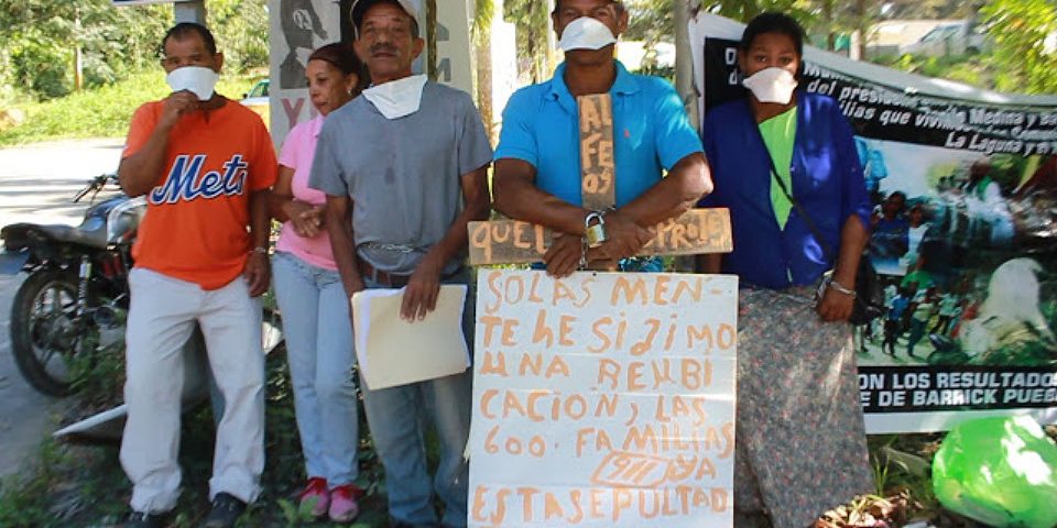 Campesinos se encadenan en zona minera de Cotuí por la contaminación