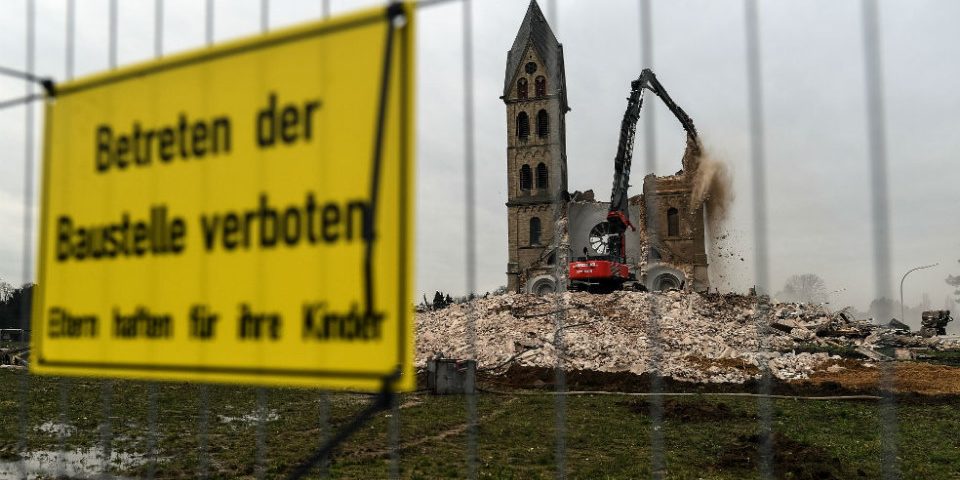 Derriban iglesia alemana para ampliar una mina, símbolo de la lucha contra el carbón