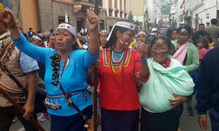 Originarios marcharon en Quito contra la explotación minera