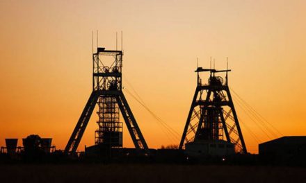 Casi un millar de trabajadores atrapados en una mina de oro en Sudáfrica