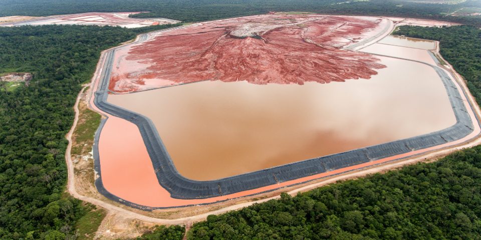 Multan a minera por vertido de residuos tóxicos en el norte de Brasil
