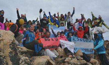 Ascenso y festejo del triunfo del NO A LA MINA en el cerro Calfu Mahuida