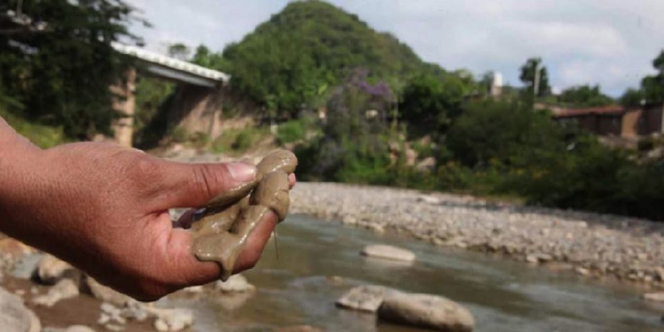 Minera canadiense con historial de despojo y muertos derrama cianuro al río Piaxtla