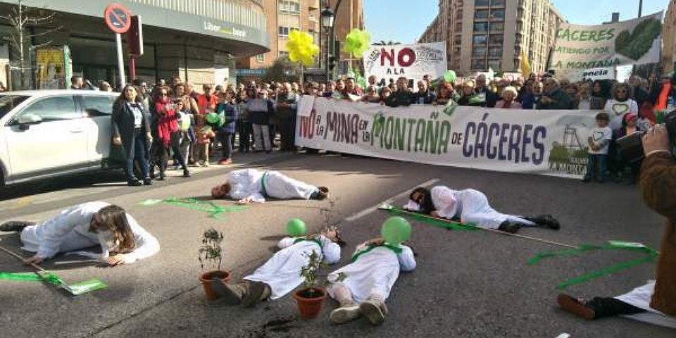 Unas 3.000 personas se manifiestaron en Cáceres contra la mina de litio