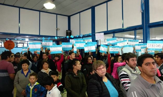 Pancartas con todos los reclamos en el acto por la revolución de Mayo en Esquel 