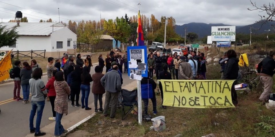 Vecinos cortan ruta contra minera Seargen S.A. en Guanchín