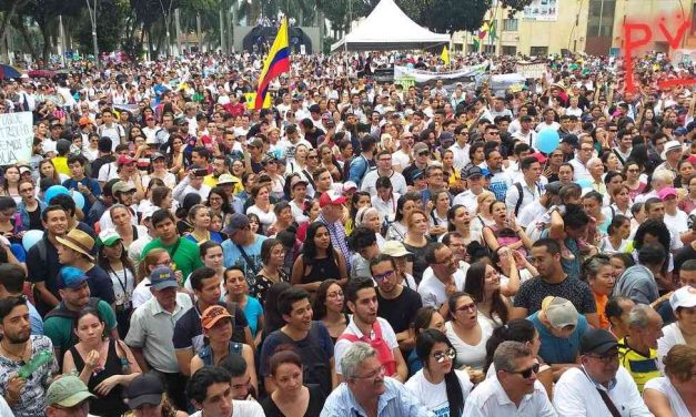 100.000 colombianos marcharon contra minería en Santander