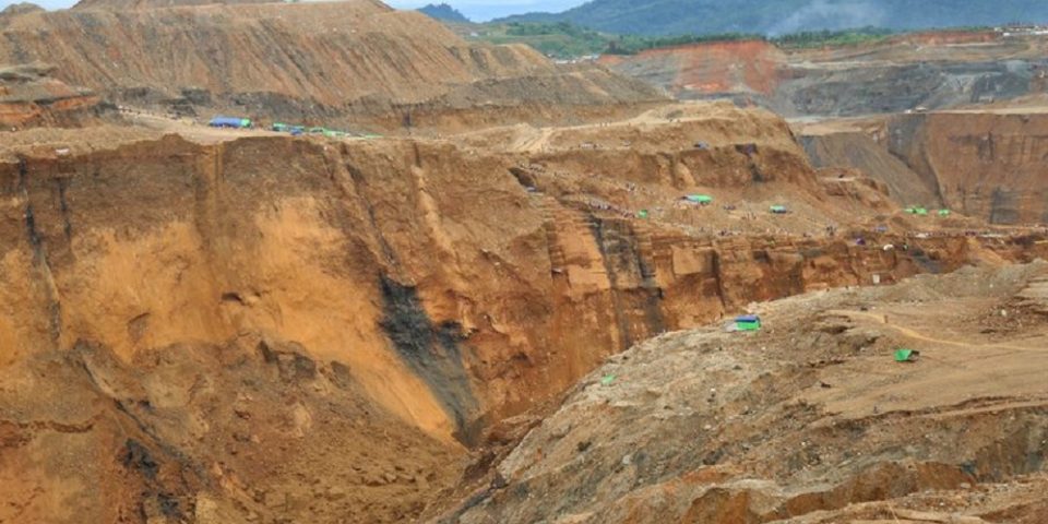 Derrumbe en una mina de jade deja más de 160 muertos