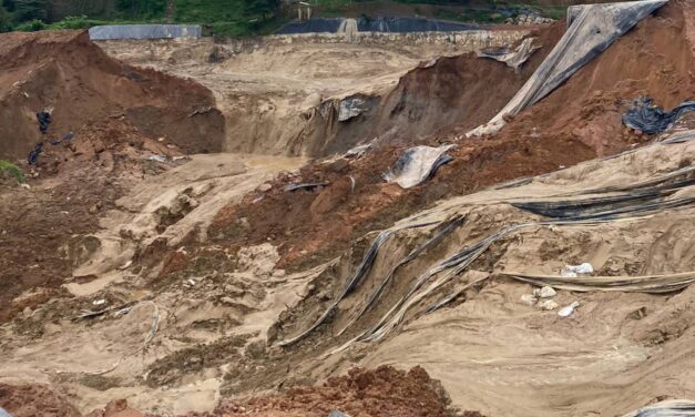 Colapsa laguna minera en Abangares, contamina río y mata peces