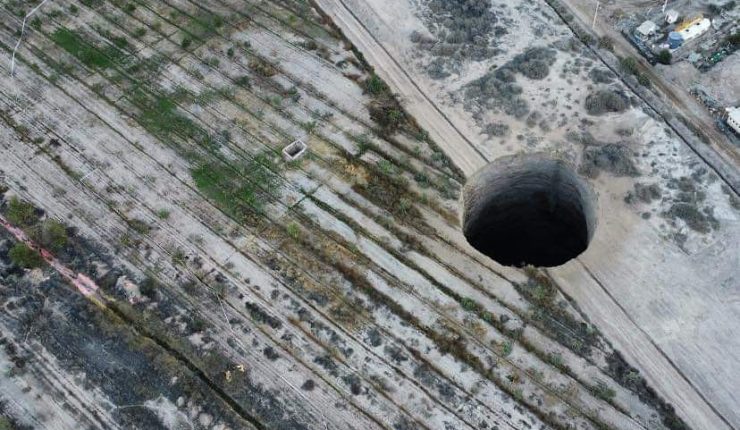 Gigantesco socavón “en crecimiento” apareció en Tierra Amarilla: Investigan si es natural o producto de la minería