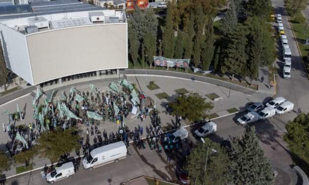 En un escenario montado, abrieron las puertas al fracking en Chubut